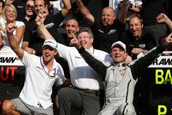 Celebra el ganador de la carrera Rubens Barrichello, Brawn GP, Jenson Button, BrawnGP, Ross Brawn, G