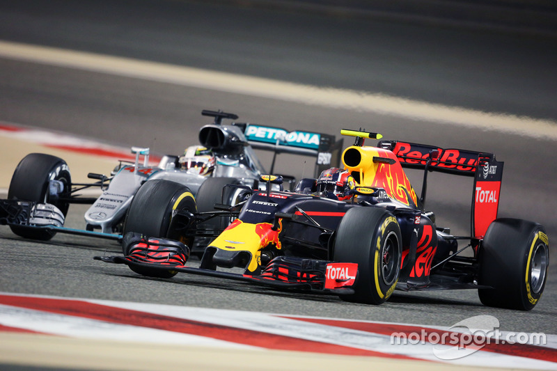 Daniil Kvyat, Red Bull Racing RB12 et Lewis Hamilton, Mercedes AMG F1 W07 Hybrid en lutte pour une position