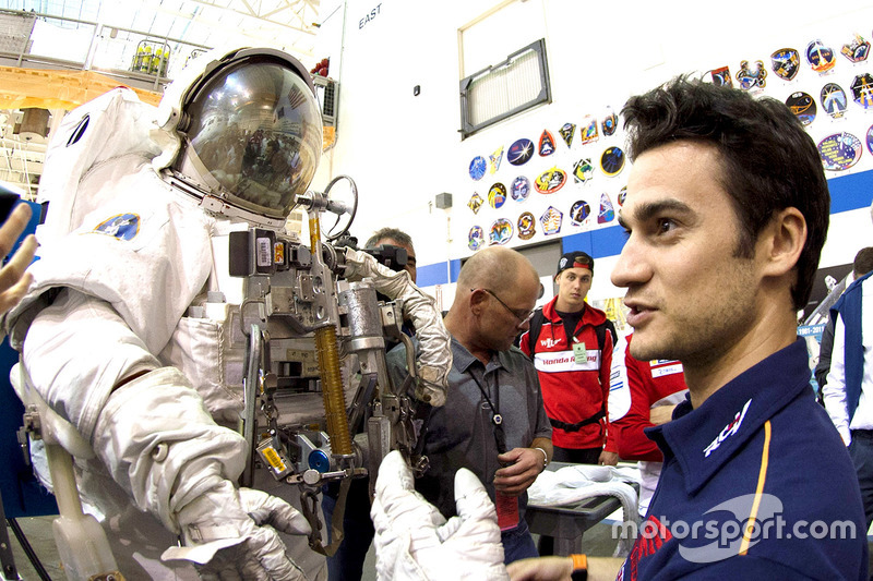 Dani Pedrosa, Repsol Honda Team mira un traje de astronauta durante una visita a la NASA Johnson Space Center