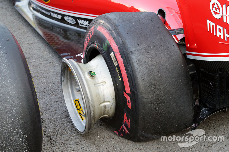 El auto dañado retirado de la carrera de Sebastian Vettel, Ferrari SF16-H