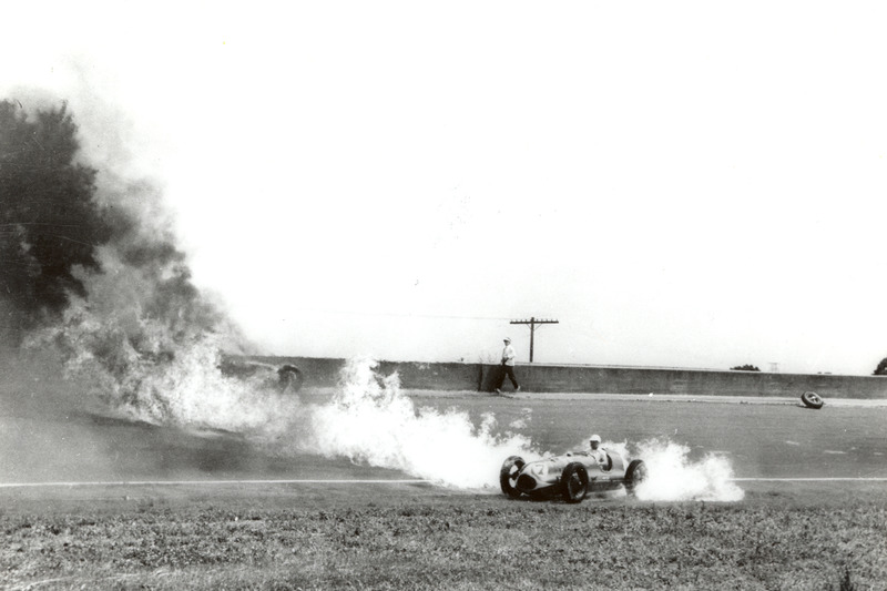 1949: Brandende auto's
