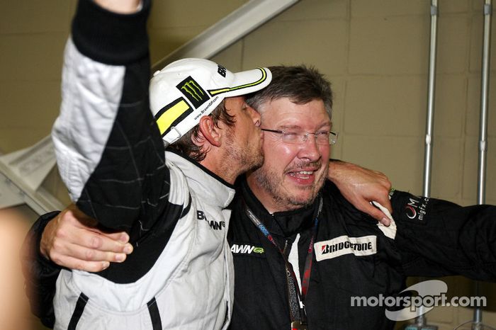 Jenson Button, BrawnGP celebra al ganar el Campeonato Mundial con Ross Brawn director del equipo Bra