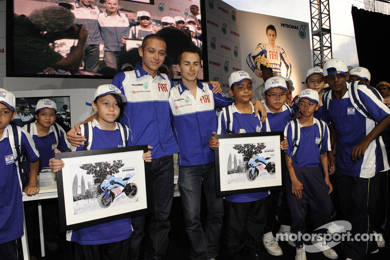 Visita de las Torres Petronas: Valentino Rossi y Jorge Lorenzo con fans