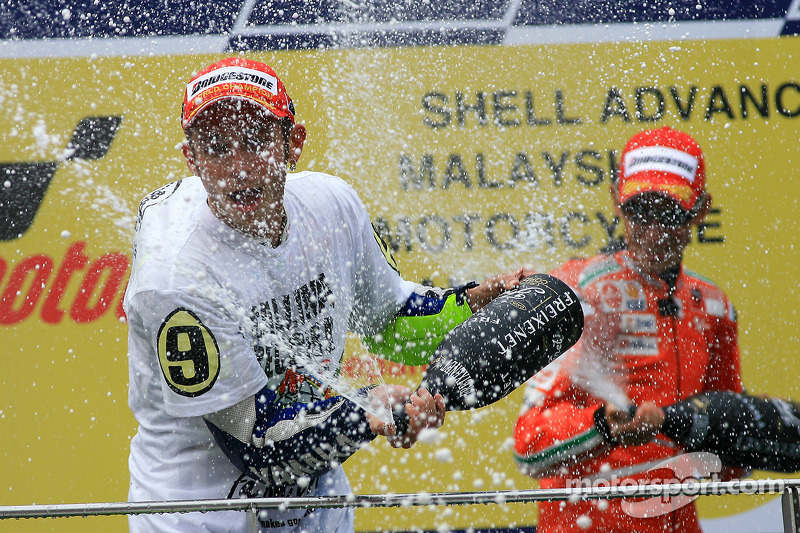 Podio: tercer lugar y Campeón 2009 de MotoGP Valentino Rossi, Fiat Yamaha Team celebra con champagne