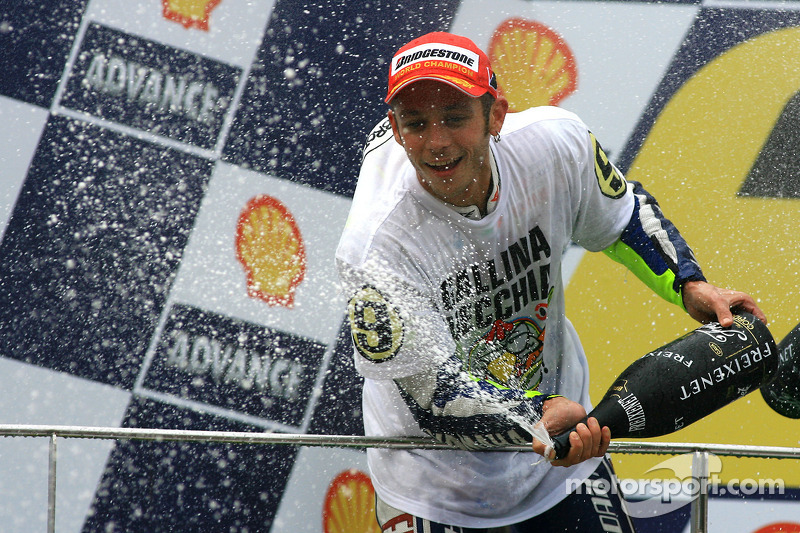 Подіум: чемпіон MotoGP 2009 року Валентино Россі, Fiat Yamaha Team