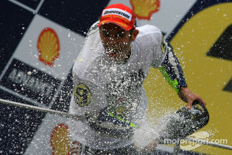 Podio: tercer lugar y Campeón 2009 de MotoGP Valentino Rossi, Fiat Yamaha Team celebra con champagne