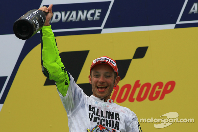 Podio: tercer lugar y Campeón 2009 de MotoGP Valentino Rossi, Fiat Yamaha Team celebra con champagne