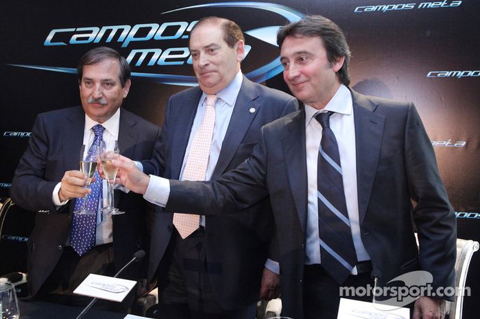 Adrian Campos brinda en la conferencia de prensa