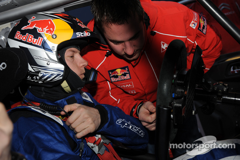 Kimi Räikkönen teste la Citroën C4 WRC à l'usine Citroën Satory à Versailles