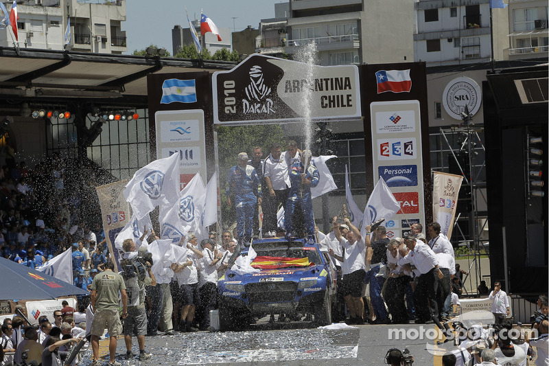 Podio de autos: los ganadores del Rally Dakar 2010 en la categoría de autos, Carlos Sainz y Lucas Cruz Senra celebran con Kris Nissen