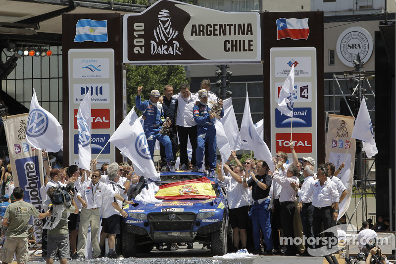 Auto's podium: 2010 Dakar Rally winnaars bij de auto's Carlos Sainz en Lucas Cruz Senra vieren feest