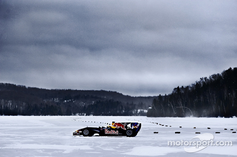 Sébatien Buemi dans la Red Bull F1, sous la neige du circuit Gilles Villeneuve de Montreal