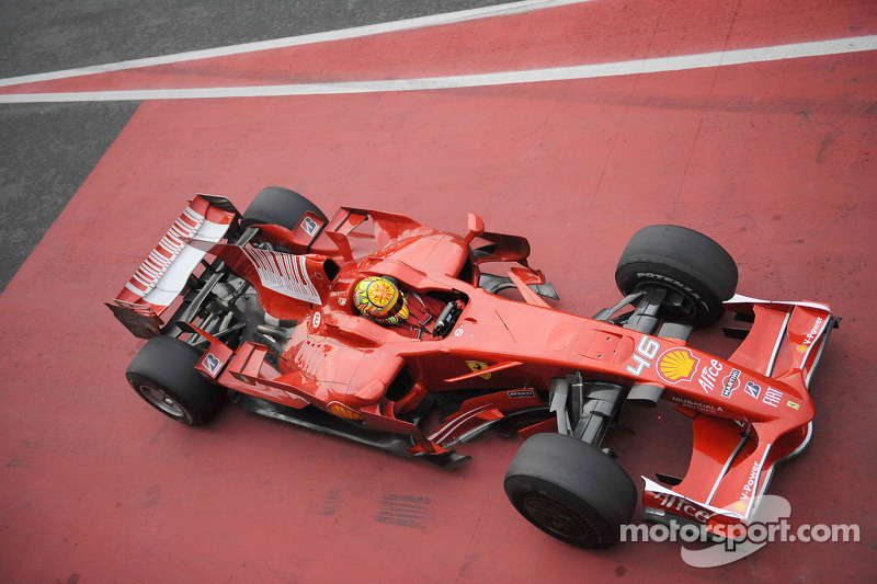 Valentino Rossi testet den Ferrari F2008
