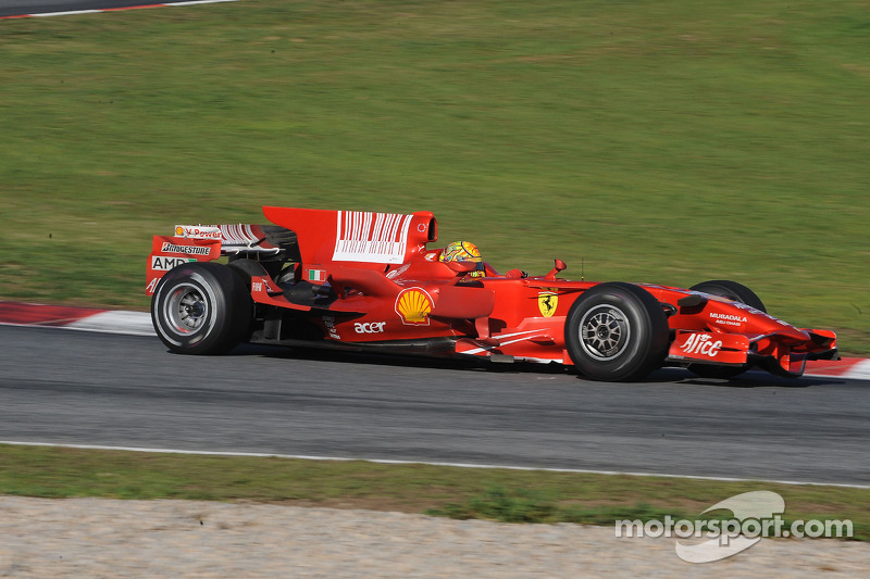 Valentino Rossi mengemudikan Ferrari F2008 di Catalunya pada 2010