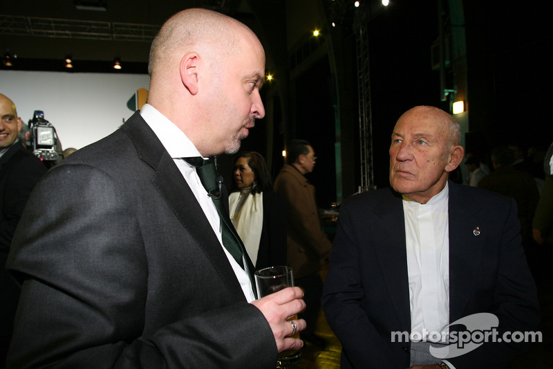 Mike Gascoyne, oficial técnico en jefe de Lotus F1 Racing y Sir Stirling Moss