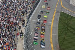 Reinicio: Carl Edwards y Kyle Busch al frente del grupo