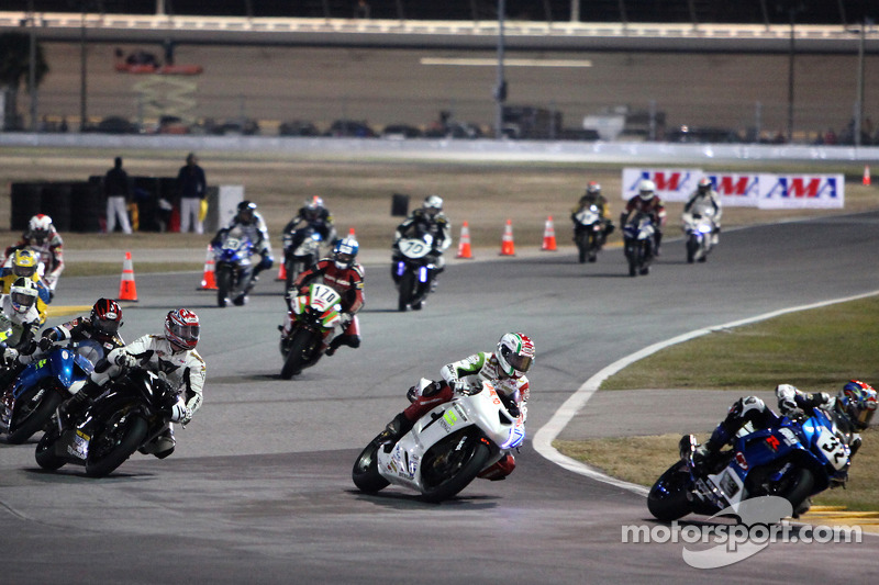Santiago Villa mène un groupe de motos