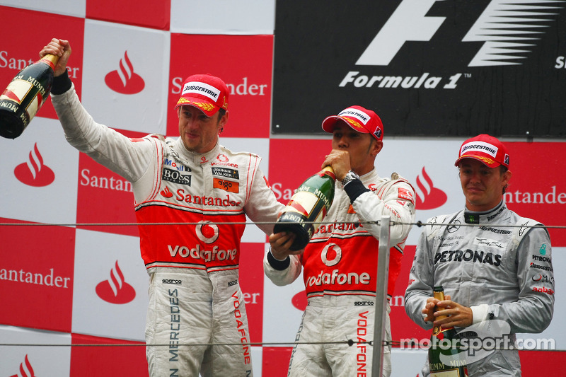 Podio: carrera ganador Jenson Button, McLaren Mercedes, con Lewis Hamilton, McLaren Mercedes, el seg