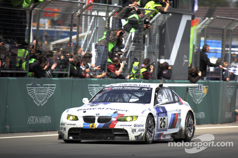 Zieldurchfahrt: #25 BMW Motorsport, BMW M3 E92: Jörg Müller, Augusto Farfus, Uwe Alzen, Pedro Lamy