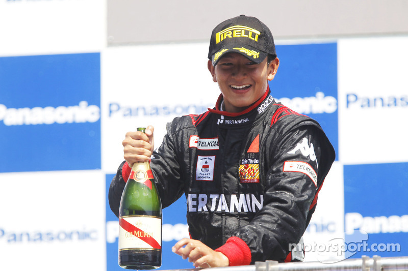 Rio Haryanto merayakan kemenangannya di podium.
