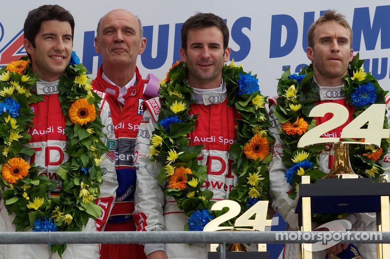 LMP1-Podium: 1. Mike Rockenfeller, Romain Dumas und Timo Bernhard mit Wolfgang Ullrich