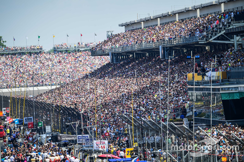 Indy 500 – крупнейшее однодневное культурно-развлекательное событие в мире. В день гонки его посещают около 350-400 тысяч человек. Население Белгорода, к примеру – 392 тысячи человек