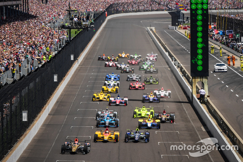 Старт Інді-500: Поки лідер Джеймс Хінчкліфф, Schmidt Peterson Motorsports Honda,