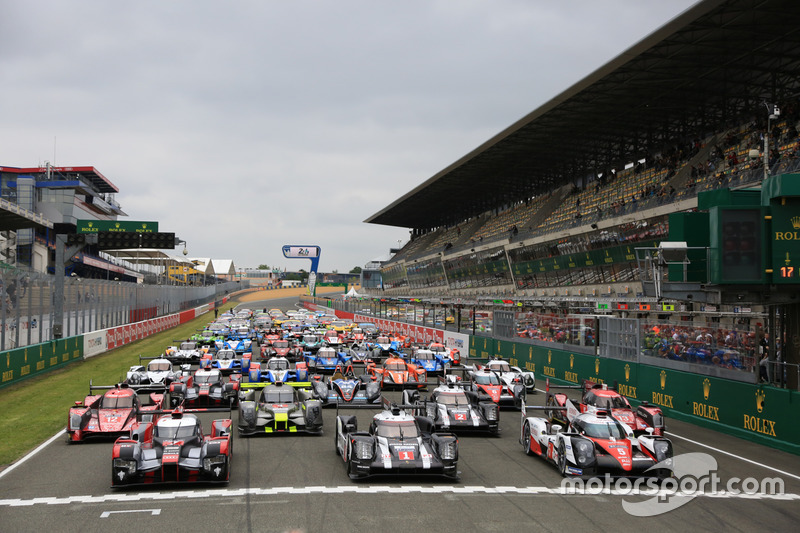 La sesión de fotos tradicional de los autos de Le Mans