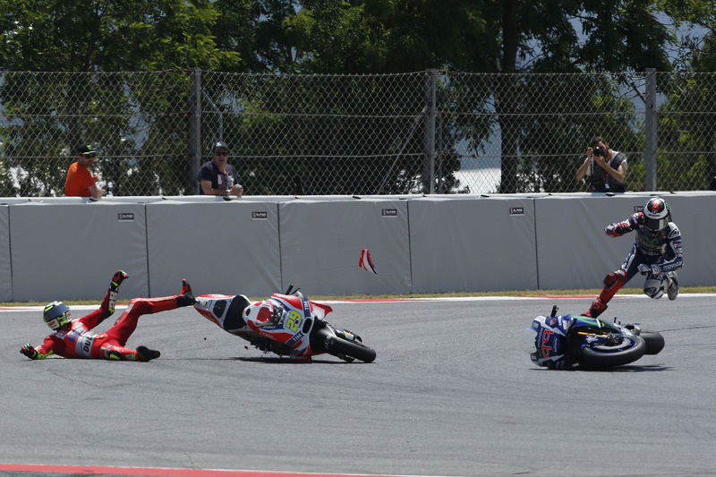 Unfall: Iannone räumt Lorenzo ab