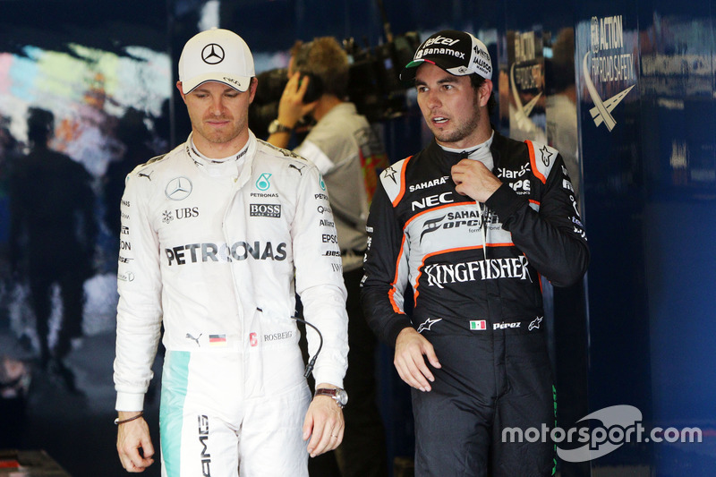(Da Sx a Dx): Nico Rosberg, Mercedes AMG F1 con Sergio Perez, Sahara Force India F1 nel parco chiuso