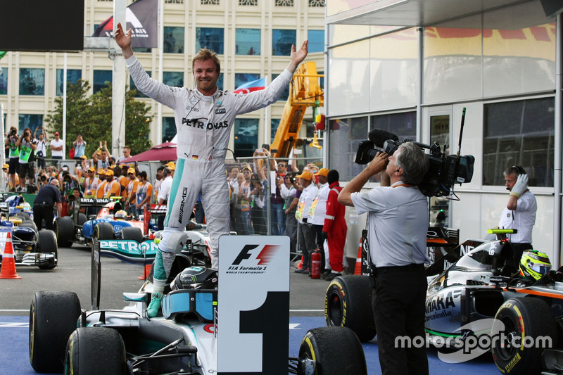 Ganador de la carrera Nico Rosberg, Mercedes AMG F1 W07 Hybrid celebra en parc ferme