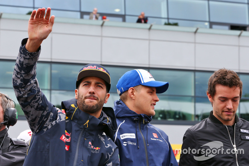 (L to R): Daniel Ricciardo, Red Bull Racing with Marcus Ericsson, Sauber F1 Team and Jolyon Palmer, Renault Sport F1 Team on the drivers parade