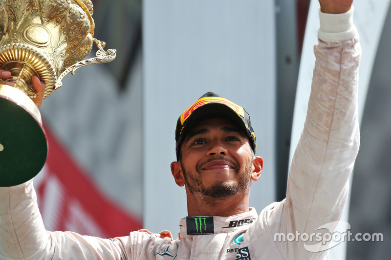Il vincitore della gara Lewis Hamilton, Mercedes AMG F1 festeggia sul podio