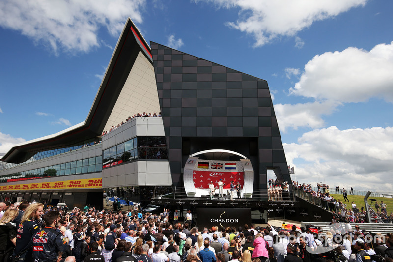 Le podium (de g. à d.) : Nico Rosberg, Mercedes AMG F1, 2e, Lewis Hamilton, Mercedes AMG F1, vainqueur, Max Verstappen, Red Bull Racing, 3e