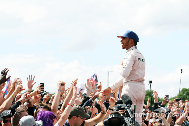 Il vincitore della gara Lewis Hamilton, Mercedes AMG F1 festeggia con i tifosi