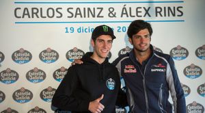 Alex Rins y Carlos Sainz en un evento de Estrella Galicia en Madrid