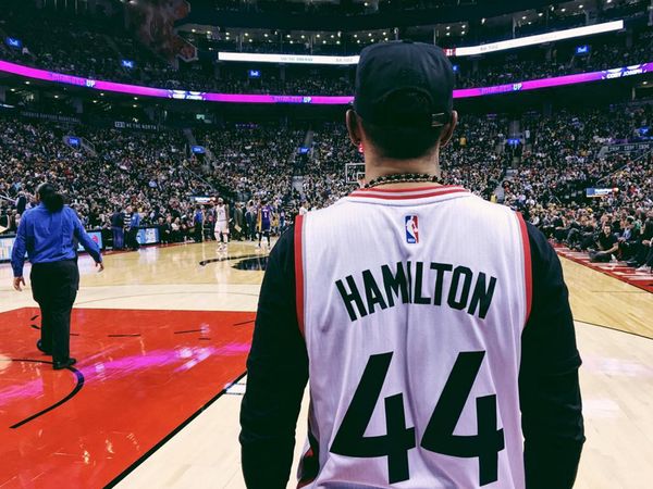 Lewis Hamilton ganha uniforme personalizado do Toronto Raptors