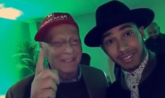 Hamilton ao lado de Niki Lauda em vídeo publicado no Snapchat em que diz ter bebido muita vodka