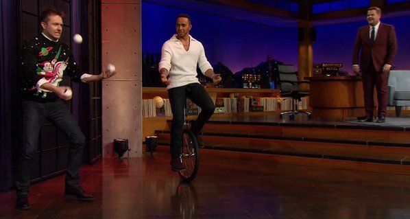Lewis Hamilton anda de monociclo no programa Late Late Show!